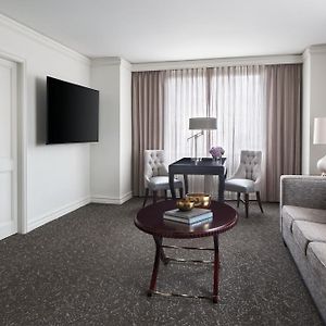 1 Bedroom Executive Suite 1 King Sofa bed